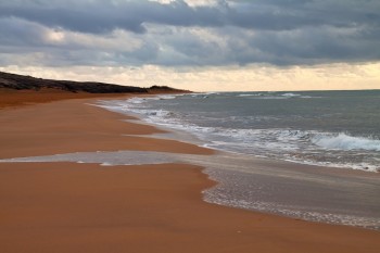 пляж цвета охра
